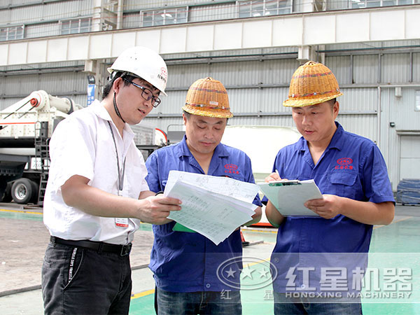 技術(shù)專家正在認(rèn)真比對圖紙